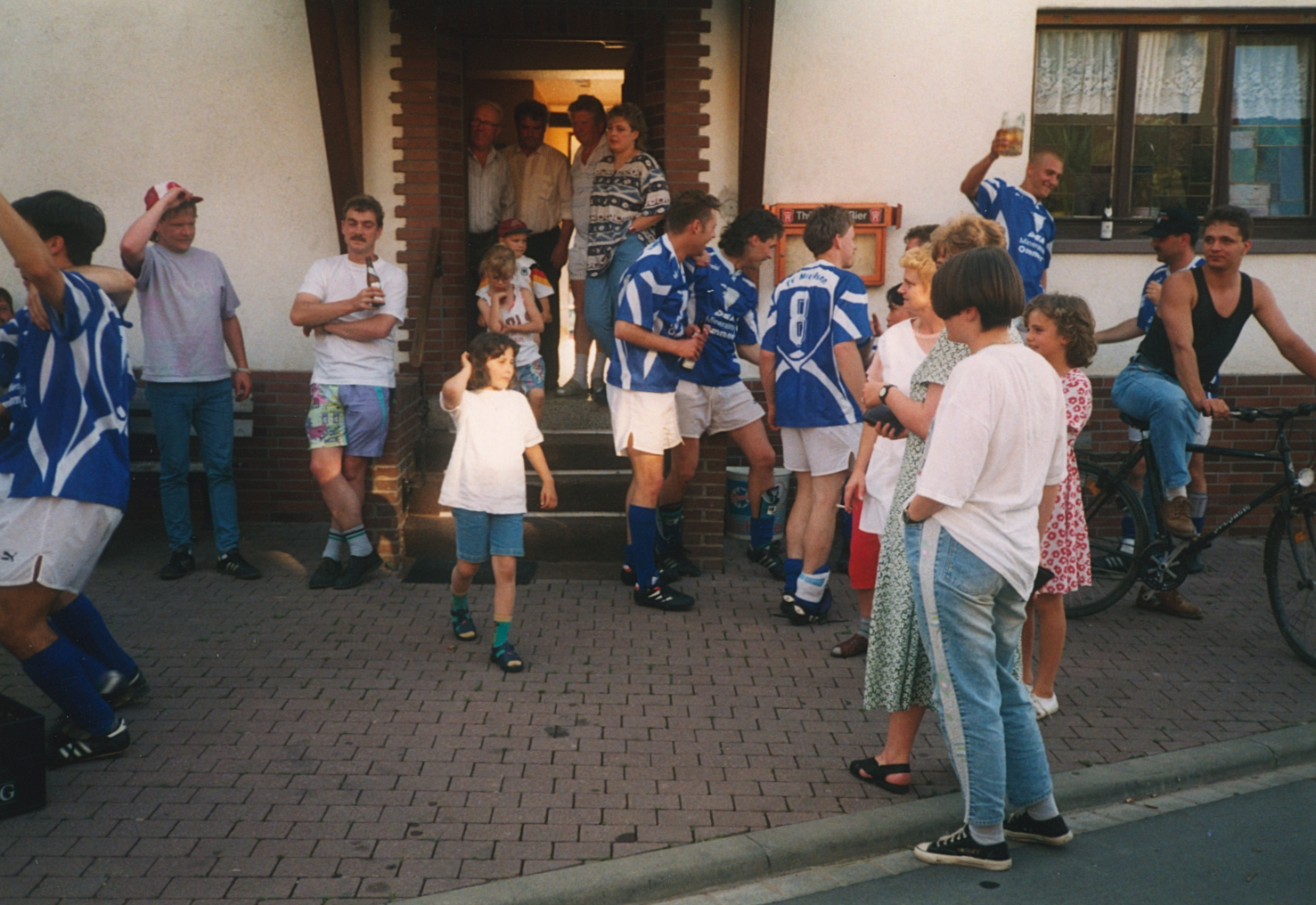 Die Fußballer des TVM feiern den Aufstieg am 28.5.1995